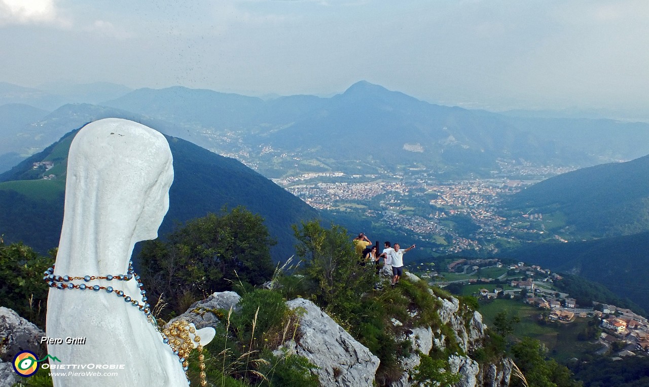 63   Dalla Madonnina di vetta con vista sulla croce sottoverso Nembro e il Misma ....JPG